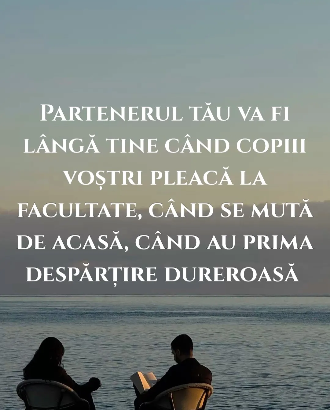 Fotografie cu doi oameni așezați pe scaune în fața mării, la apus, cu text despre cum se alege un partener