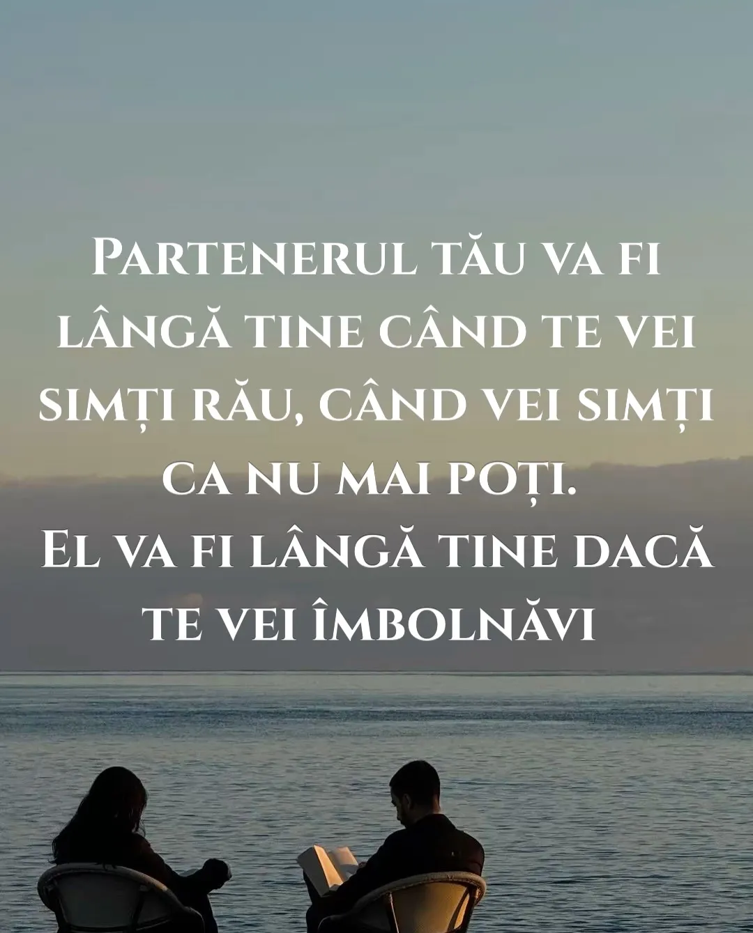 Fotografie cu doi oameni așezați pe scaune în fața mării, la apus, cu text despre cum se alege un partener