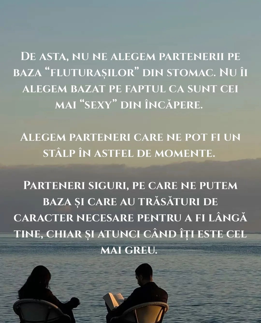 Fotografie cu doi oameni așezați pe scaune în fața mării, la apus, cu text despre cum se alege un partener