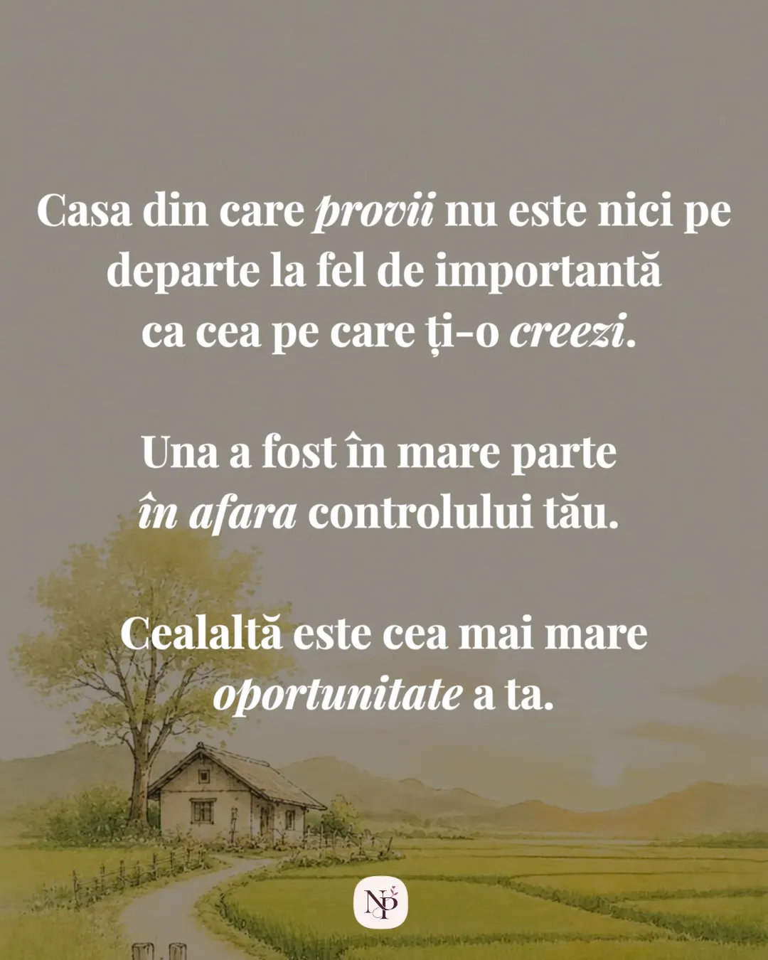 Ilustrație cu o casă mică lângă un copac, pe câmp, în lumină caldă, cu textul postării scris peste