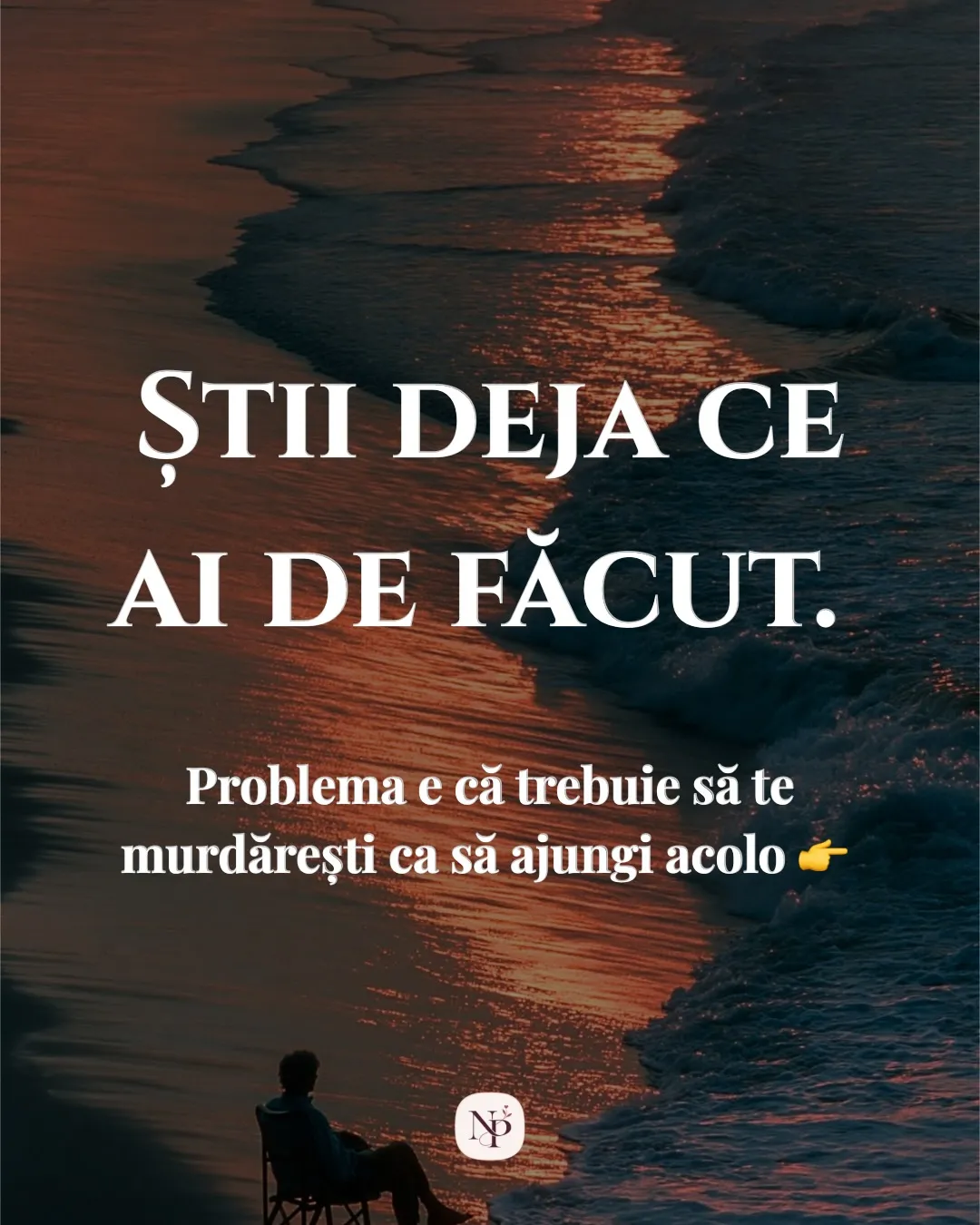 Fotografie cu un om așezat pe un scaun pliant, singur pe plajă la apus, cu textul postării scris peste