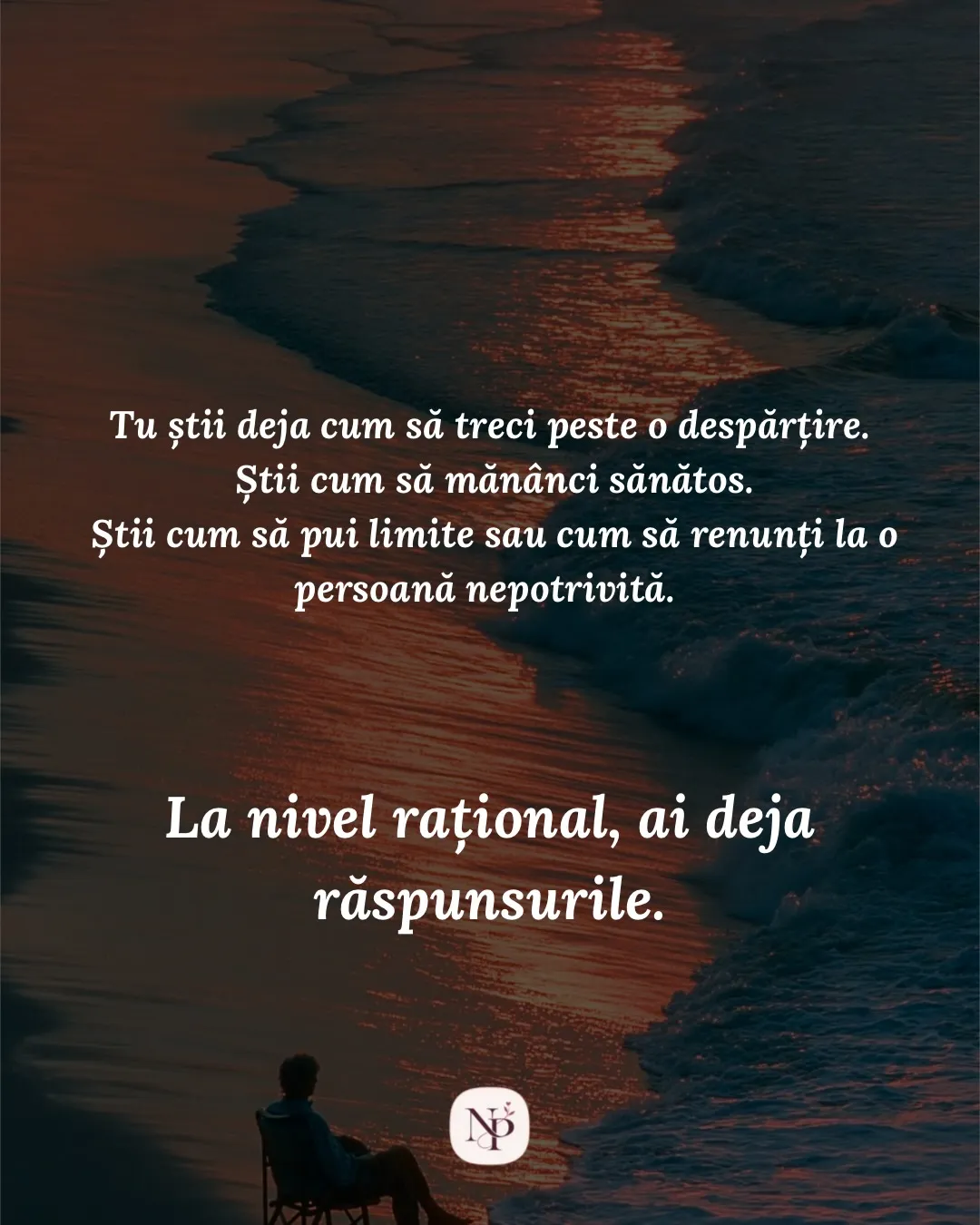 Fotografie cu un om așezat pe un scaun pliant, singur pe plajă la apus, cu textul postării scris peste