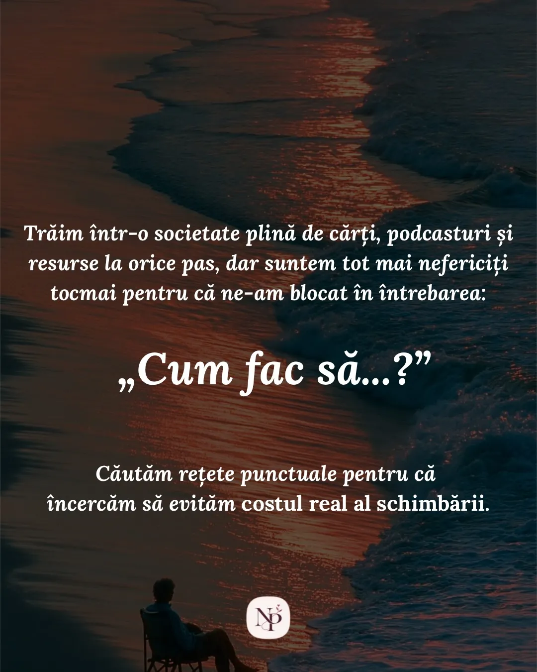 Fotografie cu un om așezat pe un scaun pliant, singur pe plajă la apus, cu textul postării scris peste