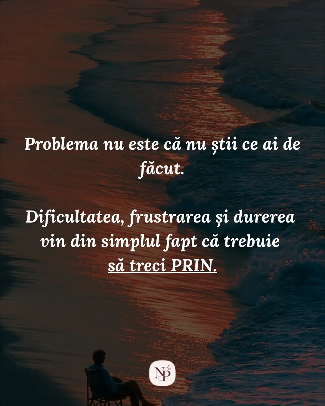 Fotografie cu un om așezat pe un scaun pliant, singur pe plajă la apus, cu textul postării scris peste