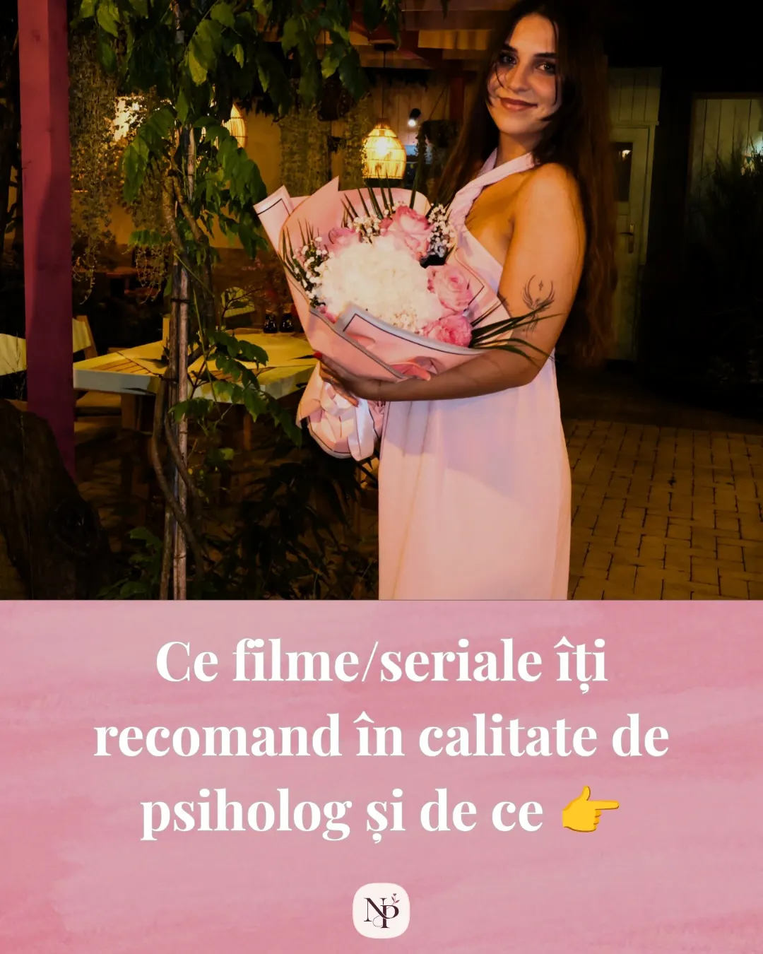 Nora ținând un buchet de flori, seara, pe o terasă, cu titlul postării scris dedesubt