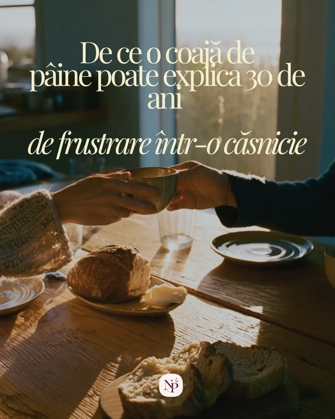 Fotografie cu două mâini care își întind o cană peste o masă de mic dejun, cu o pâine proaspăt scoasă din cuptor, cu textul postării scris peste