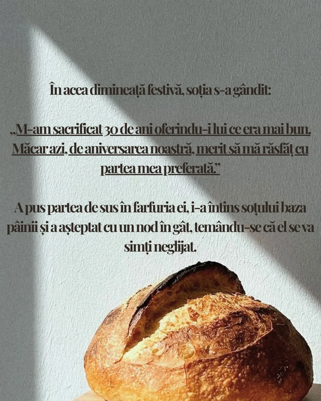 Fotografie cu două mâini care își întind o cană peste o masă de mic dejun, cu o pâine proaspăt scoasă din cuptor, cu textul postării scris peste