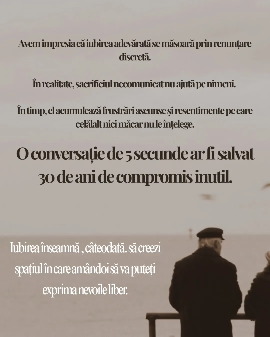 Fotografie cu două mâini care își întind o cană peste o masă de mic dejun, cu o pâine proaspăt scoasă din cuptor, cu textul postării scris peste