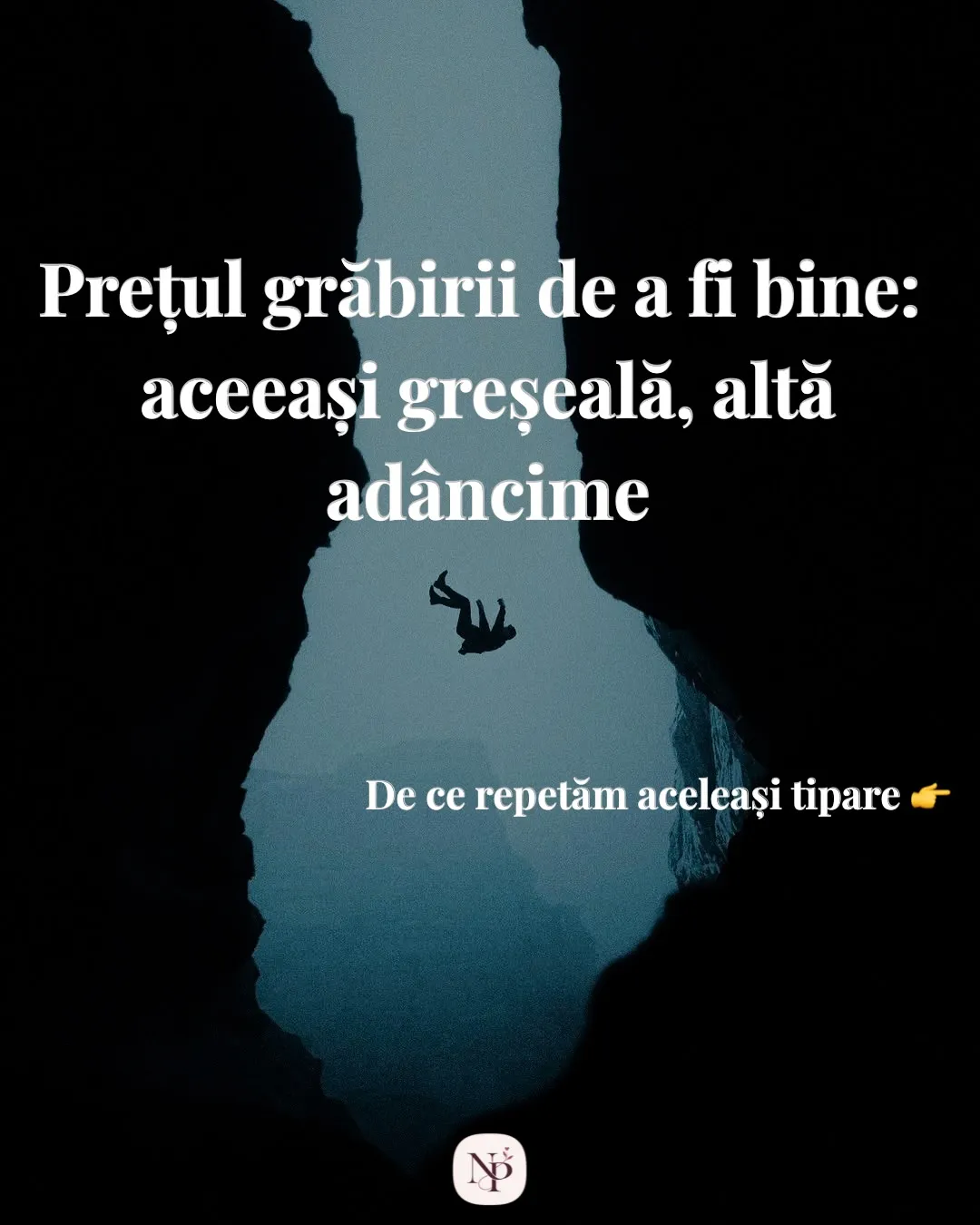 Fotografie cu o siluetă care cade între doi pereți de stâncă, spre o apă întunecată, cu textul postării scris peste
