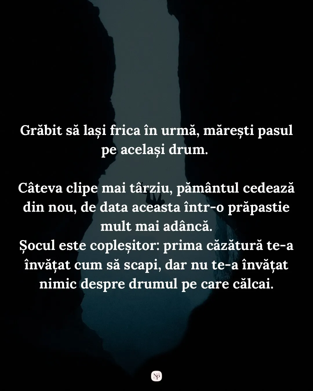 Fotografie cu o siluetă care cade între doi pereți de stâncă, spre o apă întunecată, cu textul postării scris peste
