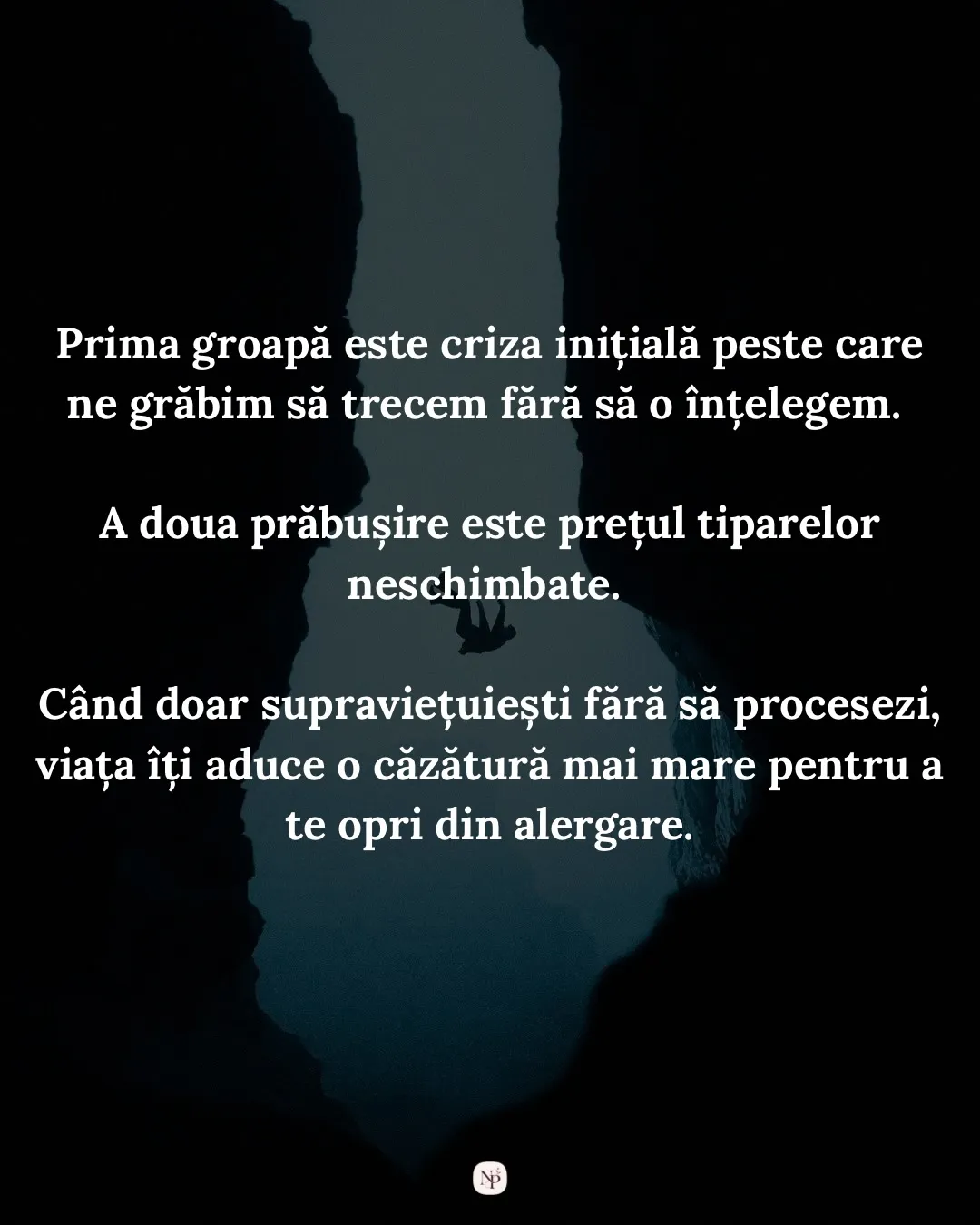 Fotografie cu o siluetă care cade între doi pereți de stâncă, spre o apă întunecată, cu textul postării scris peste