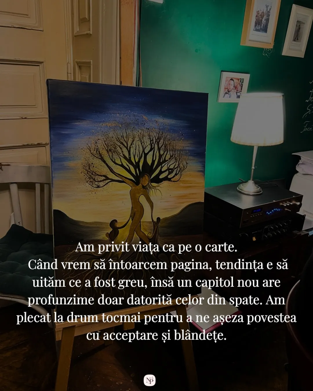 Grupul de participanți la atelier, fiecare ținând în mână pânza cu propriul Copac al Resurselor