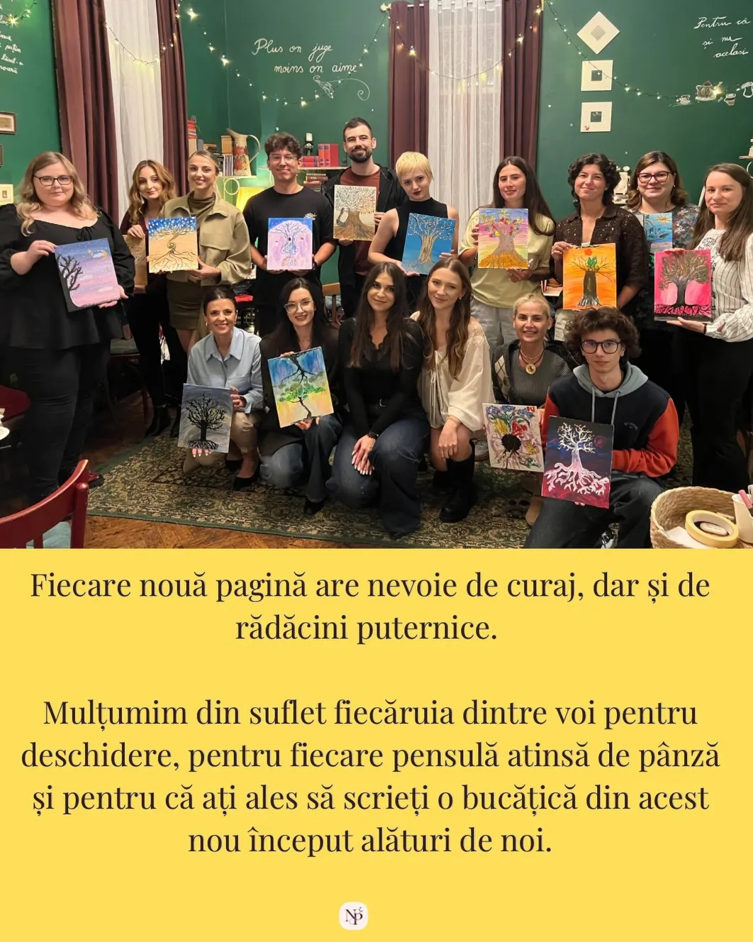 Grupul de participanți la atelier, fiecare ținând în mână pânza cu propriul Copac al Resurselor