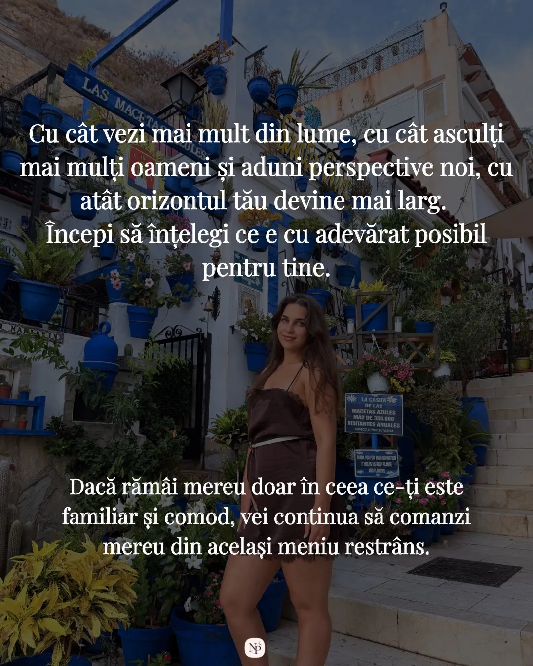 Fotografie pe o scară îngustă dintr-un oraș mediteraneean, cu ghivece albastre pe pereți, cu textul postării scris peste