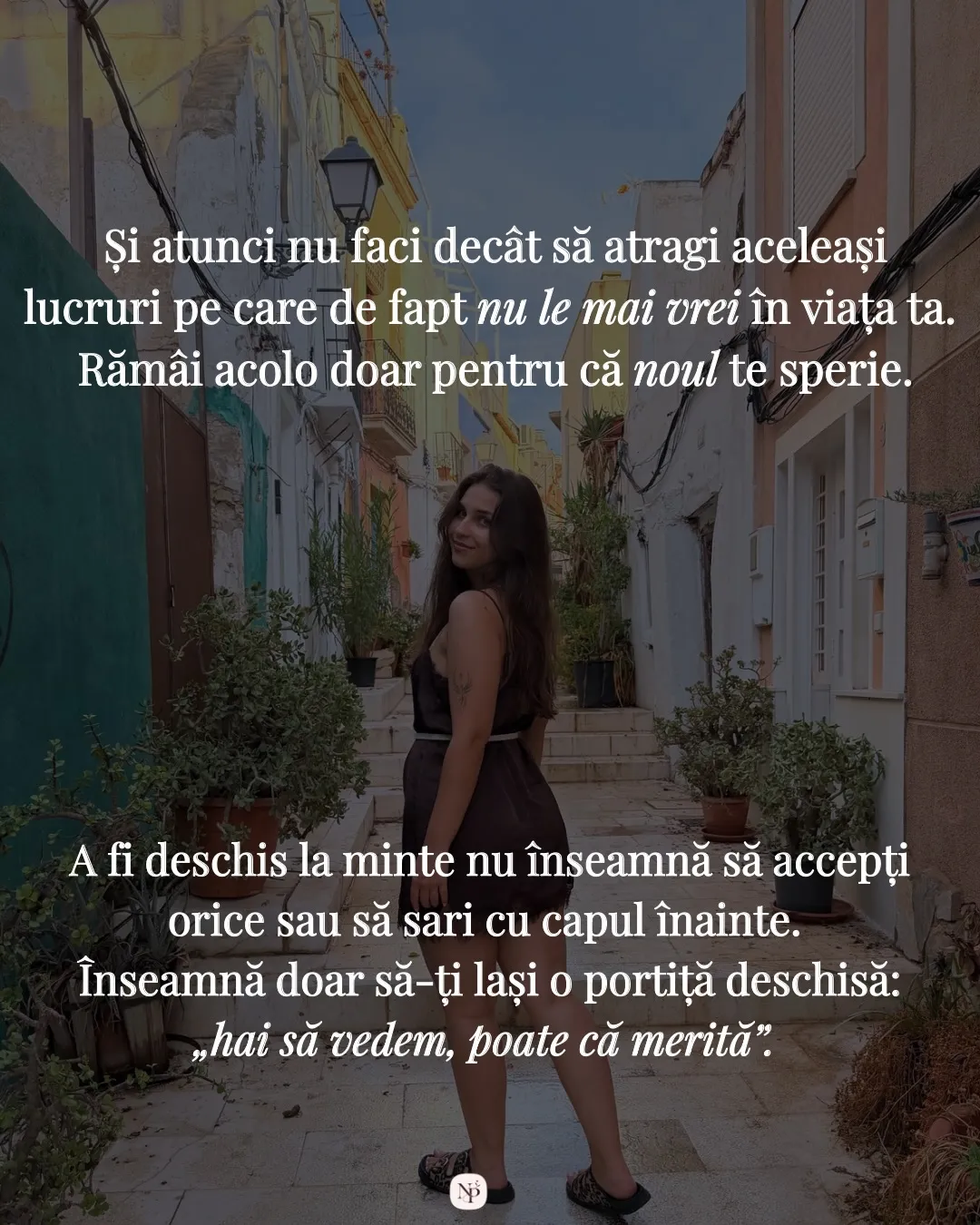 Fotografie pe o scară îngustă dintr-un oraș mediteraneean, cu ghivece albastre pe pereți, cu textul postării scris peste