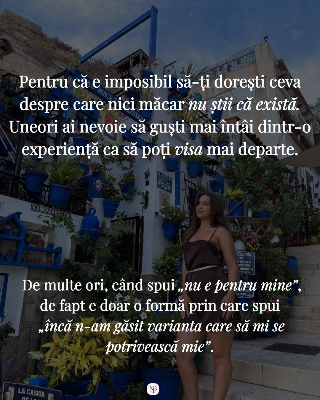 Fotografie pe o scară îngustă dintr-un oraș mediteraneean, cu ghivece albastre pe pereți, cu textul postării scris peste