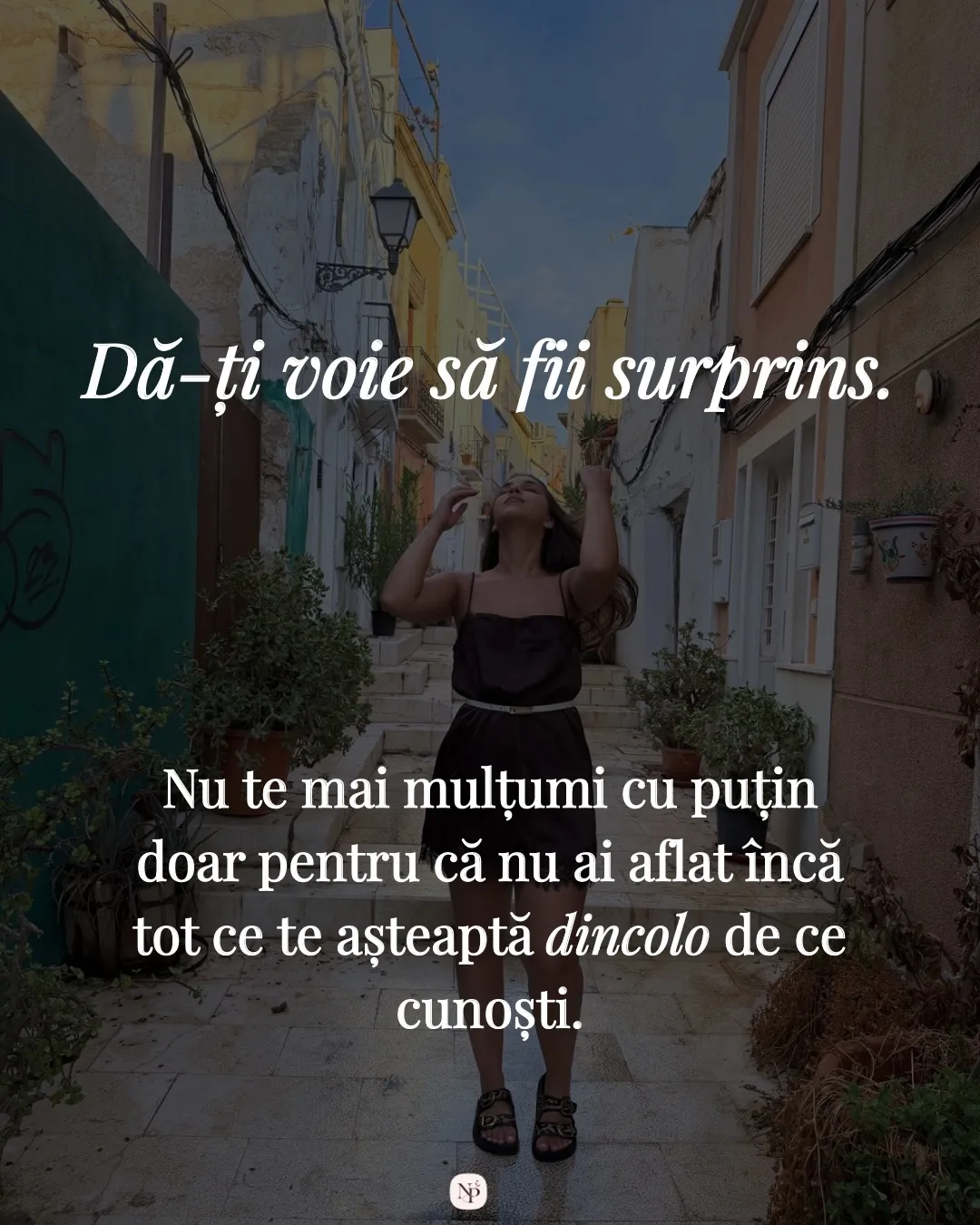 Fotografie pe o scară îngustă dintr-un oraș mediteraneean, cu ghivece albastre pe pereți, cu textul postării scris peste