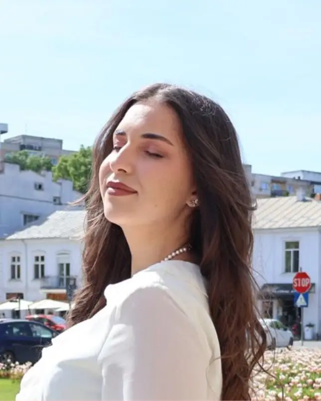 Nora Lăzărescu în ziua absolvirii